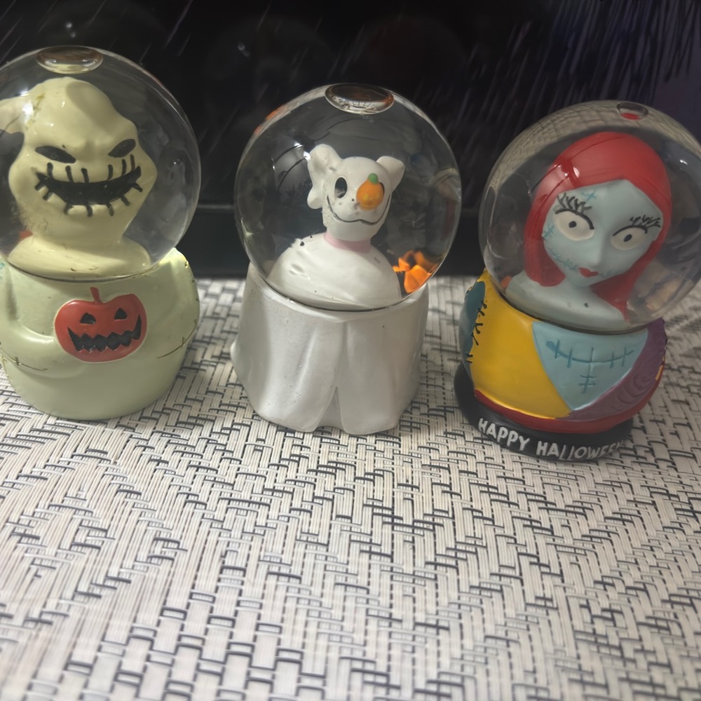 Yeah Nightmare before Christmas many snow globes set of 3